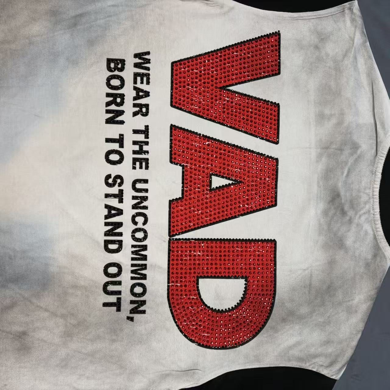 VARE ALL DAY Washed Contrast-Sleeve Graphic T-Shirt — detail